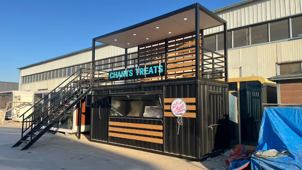 Two-storey container bar with wooden slats - Chants Treats